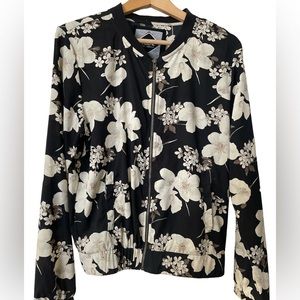 🎼 Adorable romantic black and cream floral jacket size L.